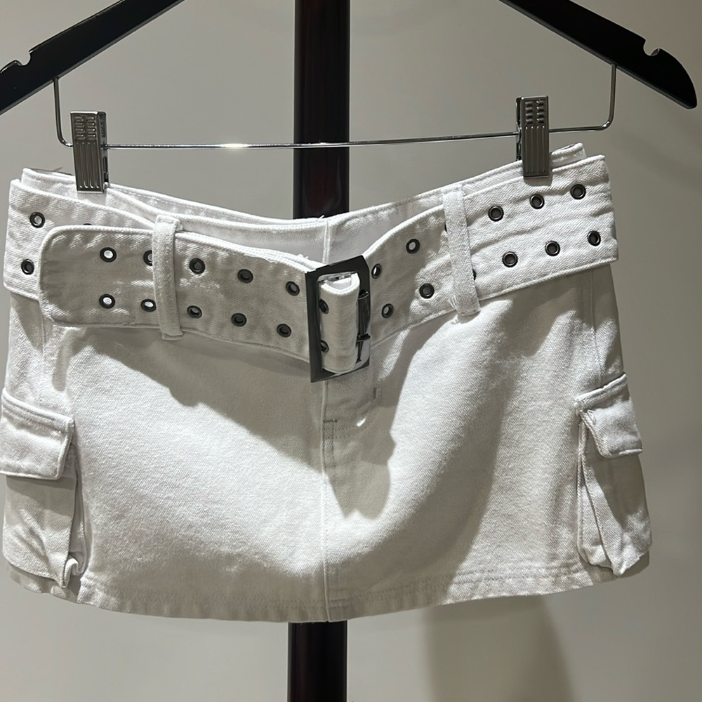 Short cargo mini skirt with belt